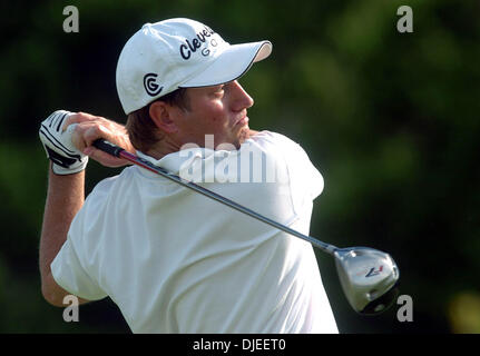 Sep 16, 2004 ; San Antonio, Texas, USA ; TIM CLARK bustes un dur jusqu'au 9e fairway jeudi après-midi à l'Open du Texas. Clark avait juste bogeyed le trou précédent pour tomber de la course pour le pilotera le premier jour de la compétition. Banque D'Images