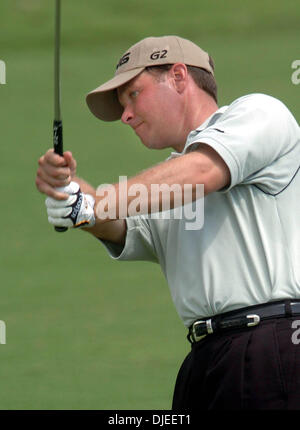 Sep 16, 2004 ; San Antonio, Texas, USA ; TED PURDY reste enfoncé sur son approche pour le dernier trou à l'Valero Texas Open jeudi à San Antonio. Banque D'Images