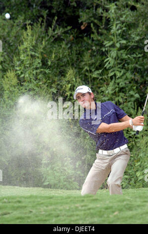 Sep 16, 2004 ; San Antonio, Texas, USA ; Mark WILSON hits out de dard de sable au numéro 3 à l'TGexas Valero ouvert du jeudi. Banque D'Images