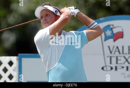 Sep 16, 2004 ; San Antonio, Texas, USA ; à ULRIK JOHANSONN hits outre de la pièce en T sur le numéro 4 à La Cantera pendant le premier tour de l'Open du Texas. Banque D'Images