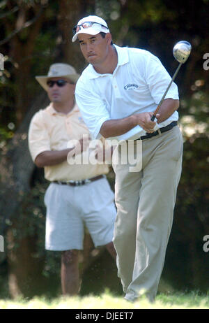 Sep 16, 2004 ; San Antonio, Texas, USA ; Dean Wilson suit son coup de départ au large de numéro 15 dans le côté gauche où il y a des arbres. Il bogeyed le trou mais retrouvés plus tard la course perdue d'être le leader au début vendredi pendant la Texas ouvert à La Cantera. Banque D'Images