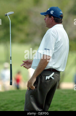 Sep 18, 2004 ; San Antonio, TX, USA ; BART BRYANT retourne son putter après manquant de peu un birdie sur le numéro 16 samedi à l'Open du Texas. Banque D'Images