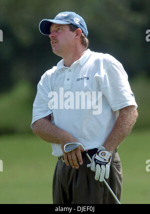 Sep 18, 2004 ; San Antonio, TX, USA ; BART Bryant observe ses balle passe à gauche dans le 18ème green samedi à l'Open du Texas. Bryant coulé le long putt d'aller 16 sous la normale, pour le tournoi. Banque D'Images