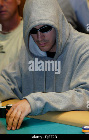 Sep 19, 2004 ; Atlantic City, NJ, USA ; PHIL LAAK watches jouer à sa table que 312 joueurs de poker jouer no-limit Texas Hold'em pour une chance de gagner le premier prix de 0,55 millions de dollars dans le Borgata Open World Poker Tour événement au Borgata Hotel Casino & Spa d'Atlantic City, NJ Le dimanche 19 septembre 2004. Banque D'Images