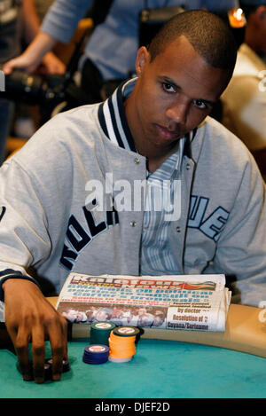 Sep 19, 2004 ; Atlantic City, NJ, USA ; montres PHIL IVEY jouer à sa table que 312 joueurs de poker jouer no-limit Texas Hold'em pour une chance de gagner le premier prix de 0,55 millions de dollars dans le Borgata Open World Poker Tour événement au Borgata Hotel Casino & Spa d'Atlantic City, NJ Le dimanche 19 septembre 2004. Banque D'Images