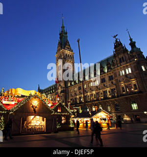 Hambourg, Allemagne. 25 novembre 2013. Roncalli Marché de Noël à Hambourg, Allemagne. Le marché en face de l'hôtel de ville de Hambourg se déroule du 25 novembre au 23 décembre et vend des produits fabriqués à la main. Crédit : Stuart Forster/Alamy Live News Banque D'Images