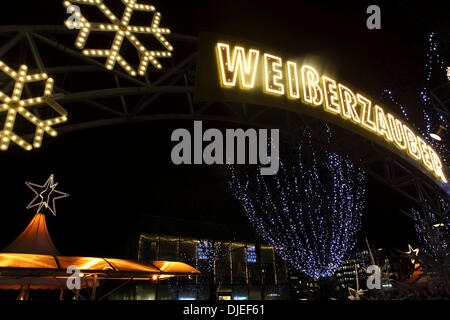 Inscrivez-vous pour la Magie Blanche Christamas Marché de Hambourg, Allemagne. Le marché de Noël à la rue Jungfernstieg se déroule du 25 novembre au 6 janvier 2014. Crédit : Stuart Forster/Alamy Live News Banque D'Images