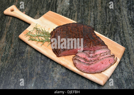 Wagyu Steak grillé jupe et le romarin sur une planche à découper. © Craig M. Eisenberg
