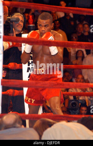 Oct 02, 2004 ; New York, NY, USA ; Felix 'Tito' TRINITÉ pummeled Ricardo 'El Matador' Mayorga dans le huitième tour, frapper le descendre trois fois avant le combat a été arrêté avec 21 secondes pour aller dans la tour au Madison Square Garden de New York. Banque D'Images