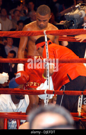 Oct 02, 2004 ; New York, NY, USA ; Felix 'Tito' TRINITÉ pummeled Ricardo 'El Matador' Mayorga dans le huitième tour, frapper le descendre trois fois avant le combat a été arrêté avec 21 secondes pour aller dans la tour au Madison Square Garden de New York. Banque D'Images