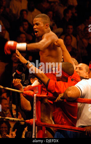 Oct 02, 2004 ; New York, NY, USA ; Felix 'Tito' TRINITÉ pummeled Ricardo 'El Matador' Mayorga dans le huitième tour, frapper le descendre trois fois avant le combat a été arrêté avec 21 secondes pour aller dans la tour au Madison Square Garden de New York. Banque D'Images