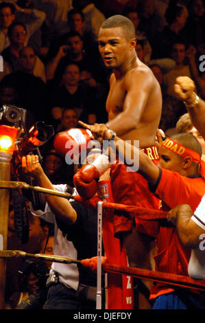 Oct 02, 2004 ; New York, NY, USA ; Felix 'Tito' TRINITÉ pummeled Ricardo 'El Matador' Mayorga dans le huitième tour, frapper le descendre trois fois avant le combat a été arrêté avec 21 secondes pour aller dans la tour au Madison Square Garden de New York. Banque D'Images