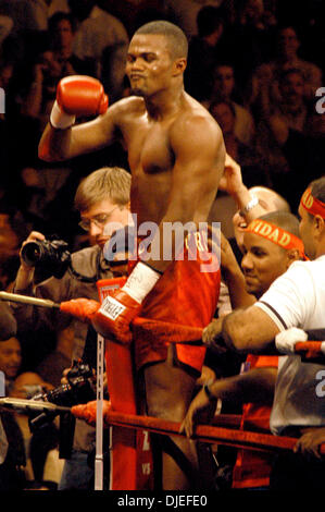 Oct 02, 2004 ; New York, NY, USA ; Felix 'Tito' TRINITÉ pummeled Ricardo 'El Matador' Mayorga dans le huitième tour, frapper le descendre trois fois avant le combat a été arrêté avec 21 secondes pour aller dans la tour au Madison Square Garden de New York. Banque D'Images