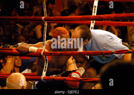 Oct 02, 2004 ; New York, NY, USA ; Felix 'Tito' Trinité pummeled RICARDO 'El Matador' MAYORGA dans le huitième tour, frapper le descendre trois fois avant le combat a été arrêté avec 21 secondes pour aller dans la tour au Madison Square Garden de New York. Banque D'Images