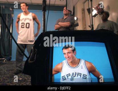 Oct 03, 2004 ; San Antonio, TX, USA ; Spurs guard MANU GINOBILI a l'amusement devant les caméras lors de la Journée des médias pousse. Banque D'Images