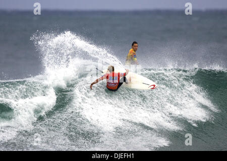 Oct 05, 2004 ; Mundaka, Pays Basque, Espagne ; l'Asp world évaluations numéro cinq NATHAN HEDGE (Aus) a été rejeté par son compatriote Tom Whitaker (Bronte, Australie) en trois rondes d'aujourd'hui. L'égalité de couverture placé 17e au total dans le Billabong Pro Mundaka 2004. Banque D'Images