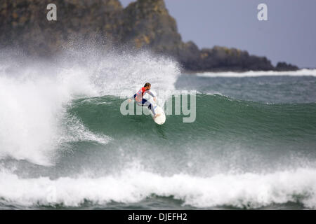 Oct 05, 2004 ; Mundaka, Pays Basque, Espagne ; Surfer RENZO BAILINI DAMIEN (FL) défait Darren OÕRafferty (Aus) dans la série 3 à l'avance à la quatrième ronde du Billabong Pro Mundaka 2004. Banque D'Images