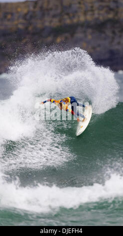 Oct 05, 2004 ; Mundaka, Pays Basque, Espagne ; surfeur australien TRENT MUNRO (Aus) a provoqué une colère lorsqu'il a défait les ASP World évaluations numéro trois et champion du monde 2001 CJ Renzo Bailini (FL, USA) en trois rondes de la Billabong Pro Mundaka aujourd'hui. Munro qui est classé 36e sur l'Asp world rankings avances aux quatre tables rondes. Banque D'Images