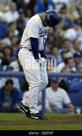 Oct 09, 2004 ; Los Angeles, CA, USA ; ALEX CORA (13) de les Dodgers de Los Angeles réagit après avoir été frappé par un pich au cours de la troisième manche du Match 3 de la série de division contre les Cardinals de Saint-Louis au Dodger Stadium à Los Angeles, le samedi 9 octobre 2004. au Dodger Stadium à Los Angeles, le samedi 9 octobre 2004. Banque D'Images