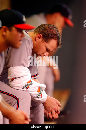 Oct 09, 2004 ; Houston, TX, USA ; lanceur des Braves d'Atlanta Kevin Gryboski baisse la tête de découragement pendant le sommet de la 6e manche que Houston va jusqu'8-2 au Minute Maid Park de Houston, Texas, 2004 octobre9. Houston mène la Ligue nationale série Divisonal 2-1. Banque D'Images