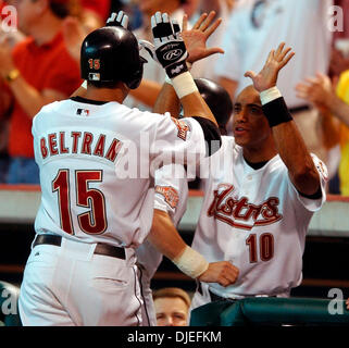 Oct 09, 2004 ; Houston, TX, USA ; Astros de Houston Carlos Beltran obtient un cinq de coéquipier Jose Vizcaino après un homer dans la 3e manche pour lancer le scroing de Houston au Minute Maid Park9 octobre 2004. Banque D'Images
