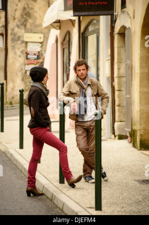 Rencontre homme et femme dans le village provençal de Lourmarin avec langage corporel Banque D'Images