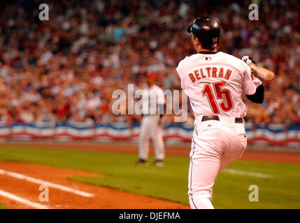 Oct 09, 2004 ; Houston, TX, USA ; Astros de Houston Carlos Beltran observe le voile de balle à droite des champs d'un home run pour lancer la notation de Houston au bas de la 3e innning au Minute Maid Park de Houston, Texas, 2004 octobre9. Banque D'Images