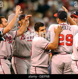 10 Oct, 2004 ; Houston, TX, USA ; MLB baseball : Atlanta brave Johnny Estrada et coéquipiers John Smoltz saluer comme ils attachent la série à 2-2 sur sa victoire dimanche au Minute Maid Park. Banque D'Images