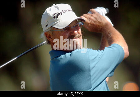 Oct 16, 2004 ; San Antonio, TX, USA ; Gary McCORD tees off sur numéro 8 au cours du deuxième tour de la SBC Championship at Oak Hills Country Club. Banque D'Images