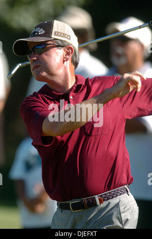 Oct 16, 2004 ; San Antonio, TX, USA ; Mark McNULTY obtient une suractivité de main droite sur le club comme il suit par l'intermédiaire de l'approche au vert numéro 16 lors du deuxième tour des Championnats du SBC à Oak Hills Country Club. McNulty tourné la balle à droite de la crosse et en un dard grass bunker, mais toujours sauvé par. Banque D'Images