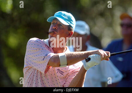 Oct 16, 2004 ; San Antonio, TX, USA ; DANA QUIGLEY garde son cigare éteint installés comme il tees au 17ème samedi lors du deuxième tour des Championnats du SBC à Oak Hills Country Club. Banque D'Images