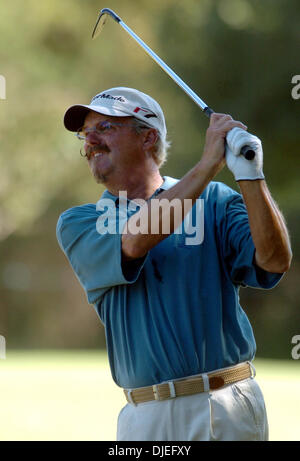 Oct 16, 2004 ; San Antonio, TX, USA ; Gary McCORD hits jusqu'à la 16e vert pendant la deuxième ronde de la SBC Championship at Oak Hills Country Club. Banque D'Images