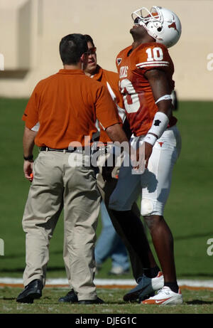 Oct 16, 2004 ; Austin, TX, USA ; NCAA College Football - Texas vs Oklahoma - Texas quarterback Vince Young a eu tendance à après avoir été blessé sur une pièce dans la première moitié Le samedi 16 octobre 2004 au Memorial Stadium. Banque D'Images