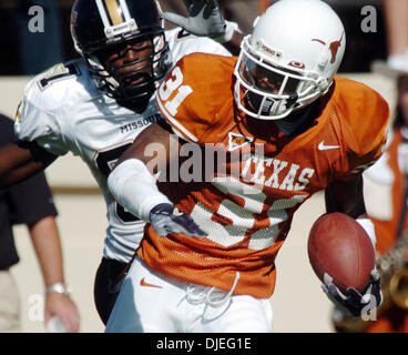 Oct 16, 2004 ; Austin, TX, USA ; NCAA College Football - Texas vs Oklahoma - Texas arrière défensif Aaron Ross (31) tente d'Outrun Missouri Thomson récepteur Omboga sur un retour d'interception dans la première moitié Le samedi 16 octobre 2004 au Memorial Stadium. Le pick a conduit à l'UT qui leur a donné un touchdown 21-14 plomb. Banque D'Images