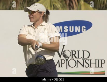 Oct 17, 2004 ; Palm Desert, CA, USA ; LPGA Pro Karrie Webb tees off au Samsung World Championship. Banque D'Images