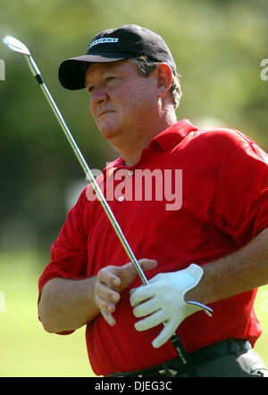 Oct 17, 2004 ; San Antonio, Texas, USA ; BOBBY WADKINS suit son tir dans le par 5 15e dimanche après-midi. Il avait un long trajet en voiture, s'est sur en deux, mais trois mis à par le trou. Banque D'Images