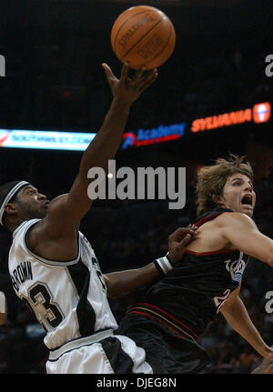 Oct 21, 2004 ; San Antonio, TX, USA ; San Antonio Spurs' DEVIN BROWN tire autour des Sixers DE KYLE KORVER au SBC Center. Les Sixers remportent 97-95. Banque D'Images