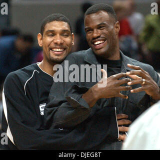 Oct 21, 2004 ; San Antonio, TX, USA ; San Antonio Spurs TIM DUNCAN des blagues avec son ancien coéquipier DAVID ROBINSON avant d'accepter la plaque David Robinson avant le jeu avec le SBC Center au Sixers. Les Sixers remportent 97-95. Banque D'Images