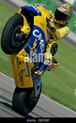 Oct 30, 2004 ; Valencia, Espagne ; du Japon TAMADA arraché la pole position devant l'équipe de Honda Camel rider l'italien Max Biaggi dans la deuxième séance d'essais qualificatifs de la 16e et dernière ronde du championnat du monde Grand Prix MotoGP au circuit Ricardo Tormo, à Valence, Espagne. Banque D'Images