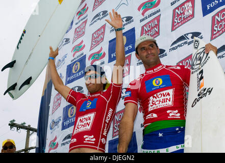 Nov 08, 2004 ; Joaquina, Floriapa, Brésil ; favoriser l'Association des Professionnels du surf (ASP) Men's World Tour de novembre 1-10, 2004. TANIO BARRETO (L) et RENAN ROCHA (R) l'égalité de tous les deux terminé troisième dans la Nova Schin Festival à Imbituba, Brazil. Le Brésilien jokers avancés pour la demi-finale où ils ont été battus par Taj Burrow (Aus) et Tom Whitaker respectivement. Bot Banque D'Images