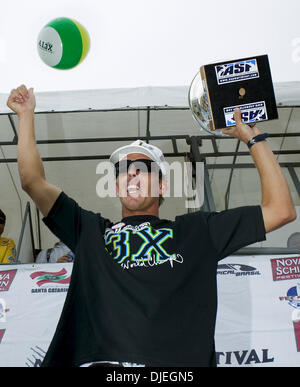 Nov 08, 2004 ; Joaquina, Floriapa ; BRAZILl, deux fois champion du monde ASP en titre ANDY IRONS (Haw), Kauai a décroché son troisième titre de champion du monde ASP à la Nova Schin Festival une frénésie de médias et fans de surf sur la plage, quand son seul rival Joel Parkinson (Aus) a été éliminé de l'événement au troisième tour. Banque D'Images