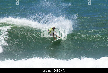 Nov 08, 2004 ; Joaquina, Floriapa, Brasil ; Surfer NATHAN HEDGE (Aus) a battu de justesse générique brésilien Odirlei Coutinho dans deux ronds de la Nova Schin Festival à Imbituba. Avancée de couverture à trois rondes où il devra faire face à ses collègues Beau Emerton Australienne. Banque D'Images