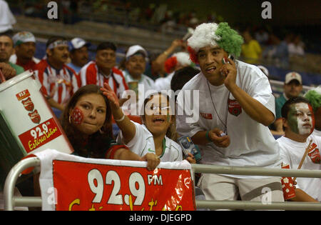 Nov 10, 2004 ; San Antonio, TX, USA ; International Friendly Soccer - Le Mexique a battu le Guatemala 2 à 0. Sur la photo : Dariela Aguilar, gauche, et cousins Laura et Diego Zuniga attendent le début de la match de football entre les équipes nationales du Mexique et du Guatemala à l'Alamodome. Banque D'Images
