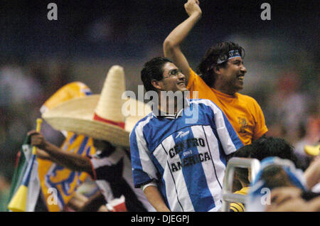 Nov 10, 2004 ; San Antonio, TX, USA ; International Friendly Soccer - Le Mexique a battu le Guatemala 2 à 0. Sur la photo : Soccer fans réagit à l'action sur le terrain pendant le match entre le Mexique et le Guatemala équipes nationales lors de l'Alamodome. Banque D'Images