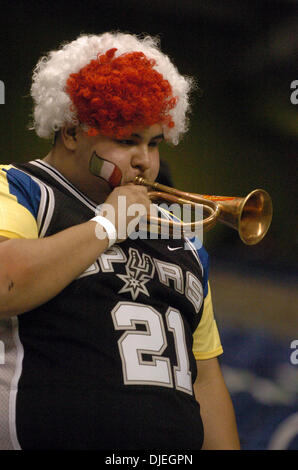 Nov 10, 2004 ; San Antonio, TX, USA ; International Friendly Soccer - Le Mexique a battu le Guatemala 2 à 0. Sur la photo : avec un Tim Duncan jersey, Alberto Moreno souffle une corne à l'appui du Mexique dans leur partie de football contre le Guatemala à l'Alamodome. Banque D'Images