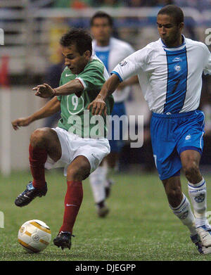 Nov 10, 2004 ; San Antonio, TX, USA ; International Friendly Soccer - Le Mexique a battu le Guatemala 2 à 0. Sur la photo : Jésus du Mexique Olalde fonctionne de la balle contre le Guatemala Fredy Thompson au cours de la deuxième moitié de l'Alamodome. Banque D'Images