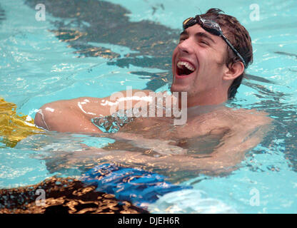 États-unis d'or olympique Michael Phelps est tout sourire au cours de la nage avec les Stars, parrainée par Disney. Phelps, Lenny Krayzelburg et Ian Crocker a effectué une réunion de motivation et la natation avec l'école élémentaire à la Martin Luther King Jr. piscine dans le district de Hunter's Point à San Francisco en Californie, jeudi septembre 30,2004. (Contra Costa Times/B Banque D'Images