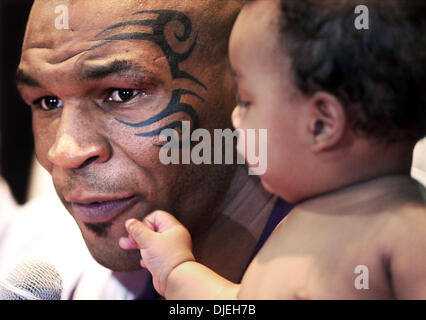 20 février 2003 - Tunica, MS, États-Unis - Thu 20 Feb 03 (Aw20lutte2) Photo par A.J. Wolfe. Le boxeur Mike Tyson parle à la presse comme il détient son fils, Miguel, au Grand Casino Tunica jeudi. L'ancien champion poids lourd Clifford Etienne défait dans la pyramide samedi soir 22 février 2003, avec un coup de poing 49 secondes en première ronde. (Crédit Image : © l'appel Commercial/ZUMA Banque D'Images