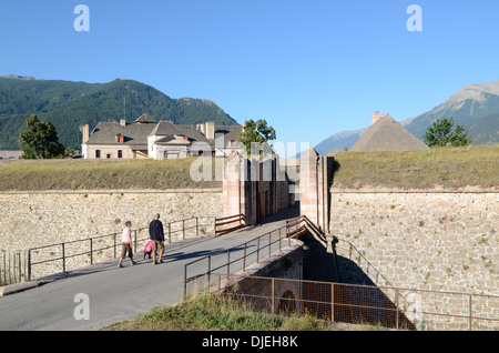 Visiteurs à l'entrée fortifiée de la ville militaire fortifiée de Mont-Dauphin avec douves et remparts de la ville par Vauban Hautes-Alpes France Banque D'Images