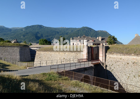 Entrée fortifiée ou porte-ville à La ville Fortifiée de Mont-Dauphin ou Mont Dauphin construite par Vauban Hautes-Alpes ou Hautes Alpes France Banque D'Images